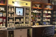 彩妆化妆品展示柜定制,提升品牌形象的关键策略-专业定制方案解析