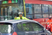 跳dan放在里面坐公交,城市生活的别样体验-作文解析