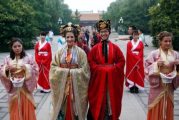 汉服婚礼服饰选择与搭配-传统之美在现代婚礼中的完美呈现
