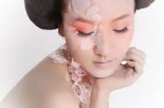 化妆彩妆培训课程，打造专业妆容技巧-全面解析学习路径