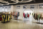 品牌服装批发攻略-市场趋势与高效策略解析