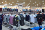 批发服装进货地点全解析-服装批发市场与线上平台对比
